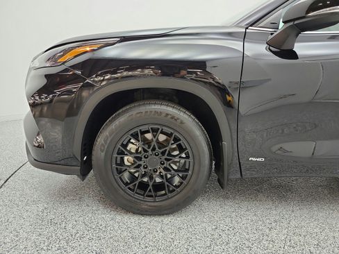 Used 2023 Toyota Highlander XLE AWD/4WD image 30