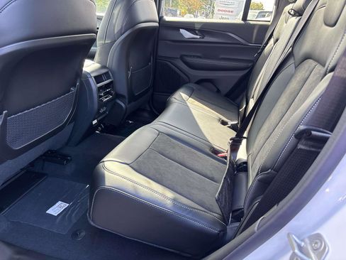 New 2025 Jeep Grand Cherokee Altitude image 6