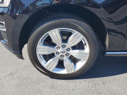 Used 2024 Ford Expedition Platinum image 5