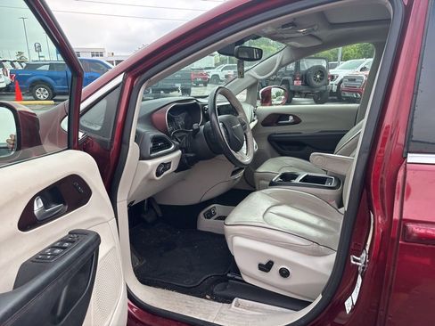 Used 2020 Chrysler Pacifica Limited FWD image 5