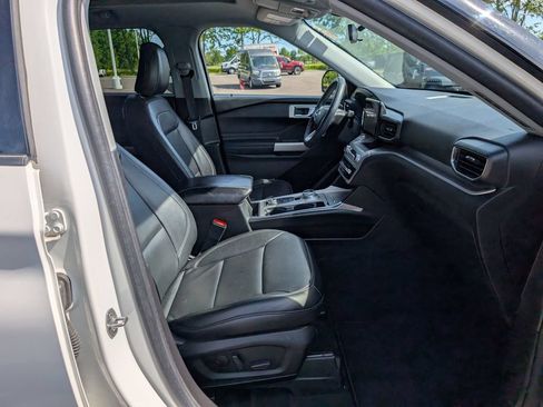 Used 2023 Ford Explorer XLT w/ Equipment Group 202A AWD/4WD image 22