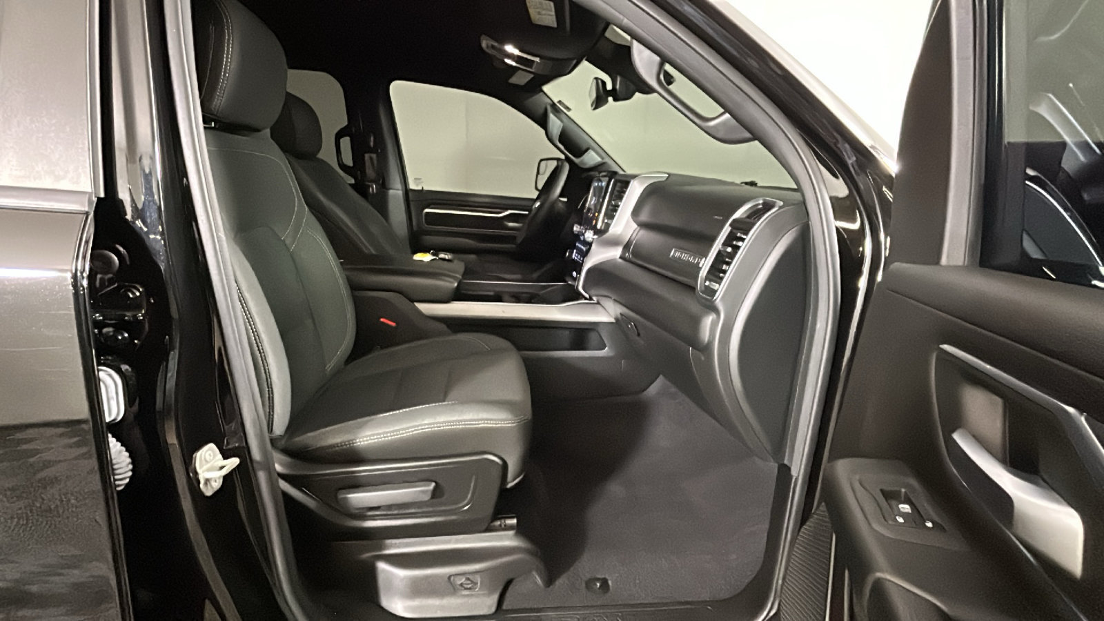 Used 2025 RAM 1500 Big Horn AWD/4WD image 36