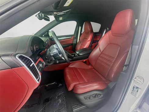Certified 2022 Porsche Cayenne Platinum Edition image 5