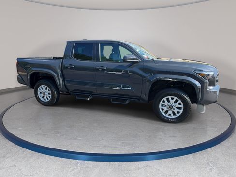 Used 2024 Toyota Tacoma SR5 w/ SR5 Upgrade Package AWD/4WD image 4