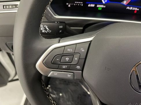 Used 2023 Volkswagen Tiguan SE w/ Panoramic Sunroof Package AWD/4WD image 18