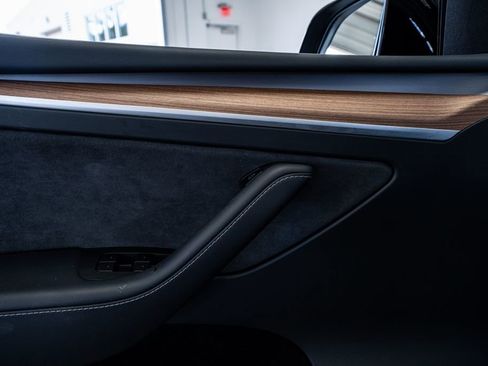 Used 2025 Tesla Model Y Long Range image 28