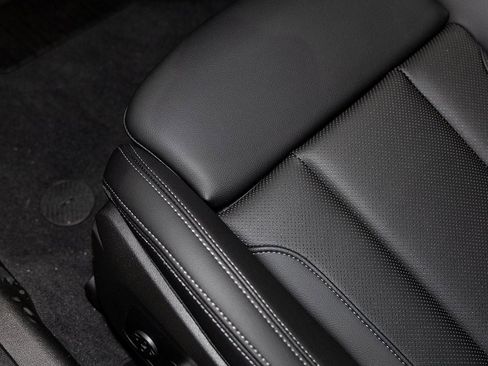 New 2025 BMW 330i xDrive Sedan w/ Convenience Package image 16