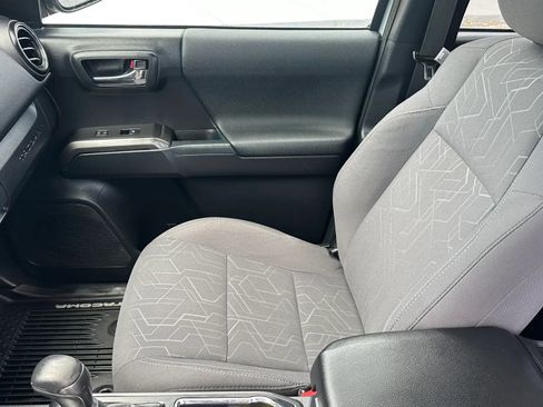 Used 2018 Toyota Tacoma TRD Sport AWD/4WD image 10