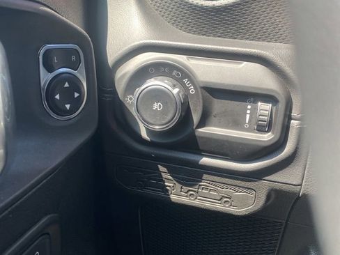 Used 2025 Jeep Wrangler Unlimited Rubicon image 40