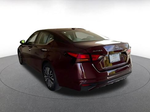 Used 2025 Nissan Altima 2.5 SV FWD image 10