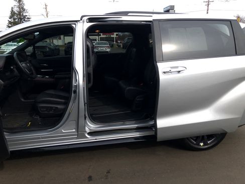 Certified 2025 Toyota Sienna XSE image 24