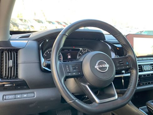 Used 2025 Nissan Pathfinder SV image 36