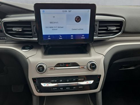Used 2023 Ford Explorer XLT w/ Equipment Group 202A AWD/4WD image 17