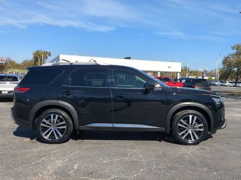 Certified 2025 Nissan Pathfinder Platinum image 3