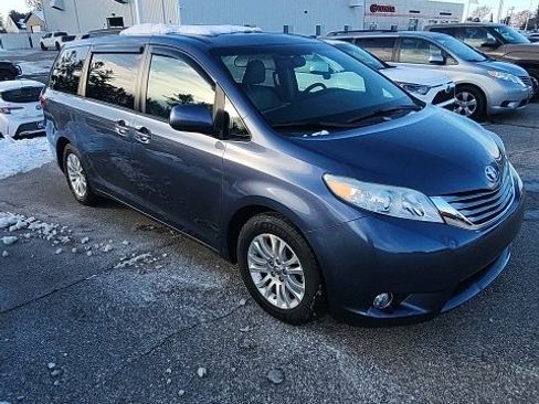 Used 2017 Toyota Sienna XLE image 3
