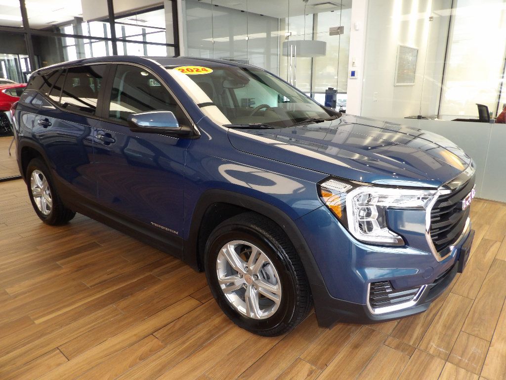Used 2024 GMC Terrain SLE AWD/4WD image 3