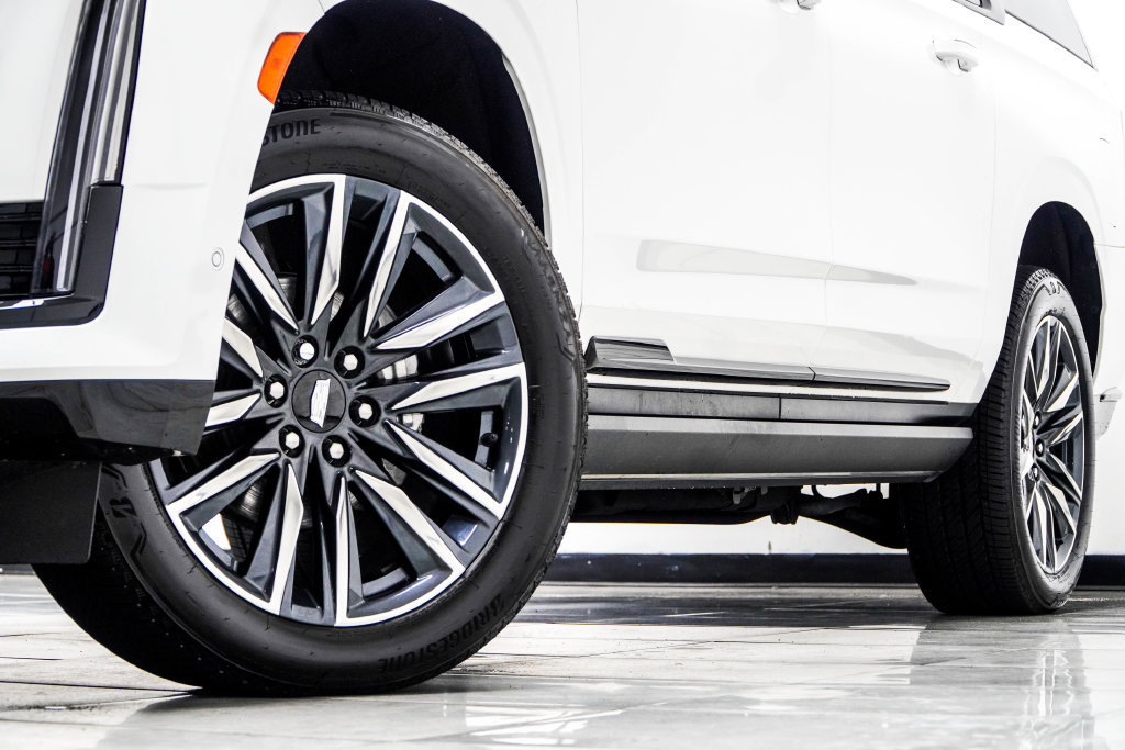 Used 2024 Cadillac Escalade ESV Sport w/ Touring Package AWD/4WD image 4