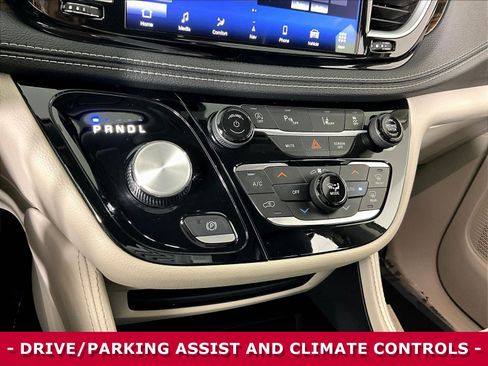 Used 2023 Chrysler Pacifica Limited FWD image 15
