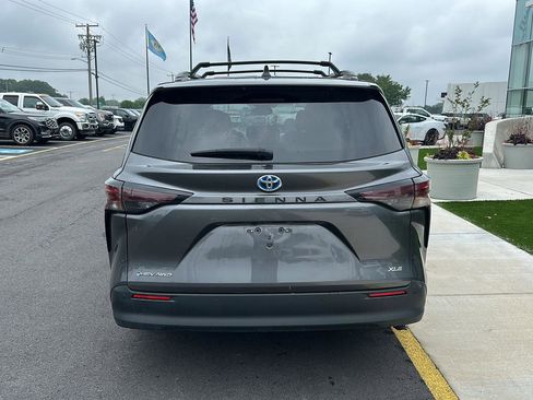 Used 2025 Toyota Sienna XLE w/ XLE Plus Package AWD/4WD image 6