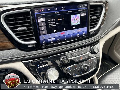 Used 2021 Chrysler Pacifica Limited image 25