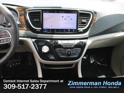 Used 2023 Chrysler Pacifica Limited FWD image 19