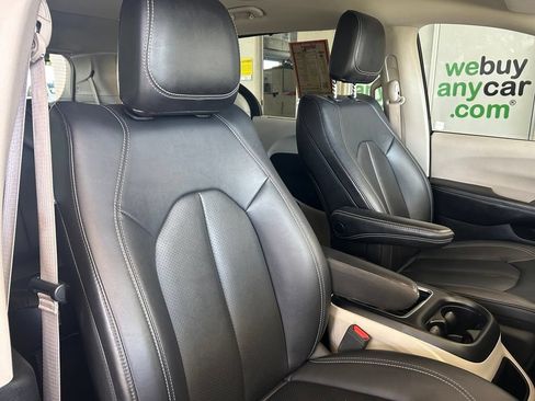 Used 2024 Chrysler Pacifica Touring-L FWD image 21