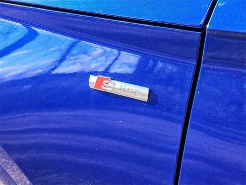 Used 2024 Audi Q5 e Premium w/ Convenience Package image 13