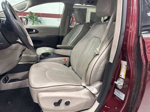 Certified 2017 Chrysler Pacifica Limited w/ Advanced Safetytec Group image 10
