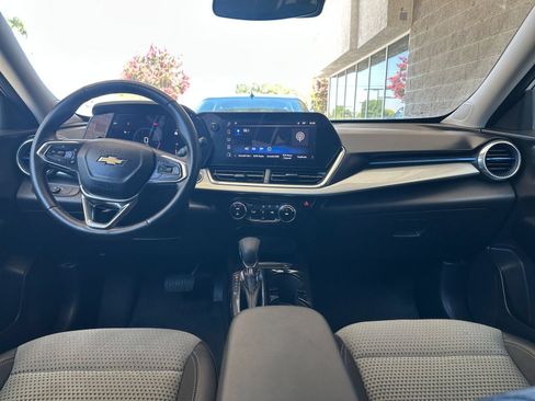 Used 2025 Chevrolet Trax LT w/ LT Convenience Package FWD image 32