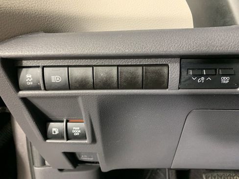 Used 2021 Toyota Sienna XLE FWD image 20