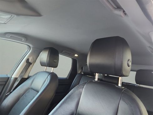 Used 2019 Land Rover Discovery Sport SE image 11