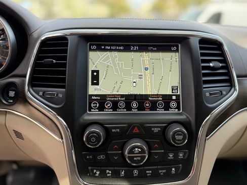 Used 2018 Jeep Grand Cherokee Overland AWD/4WD image 7