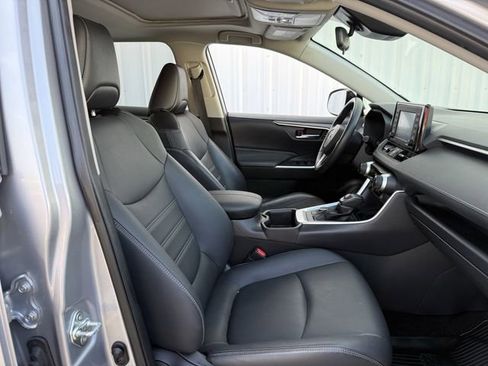 Used 2022 Toyota RAV4 XLE Premium image 31