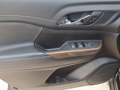 Used 2023 GMC Acadia SLE image 13