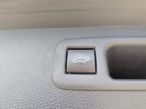 Used 2021 Toyota Highlander XLE FWD image 13