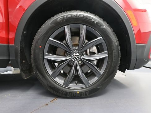 Used 2023 Volkswagen Tiguan SE AWD/4WD image 15