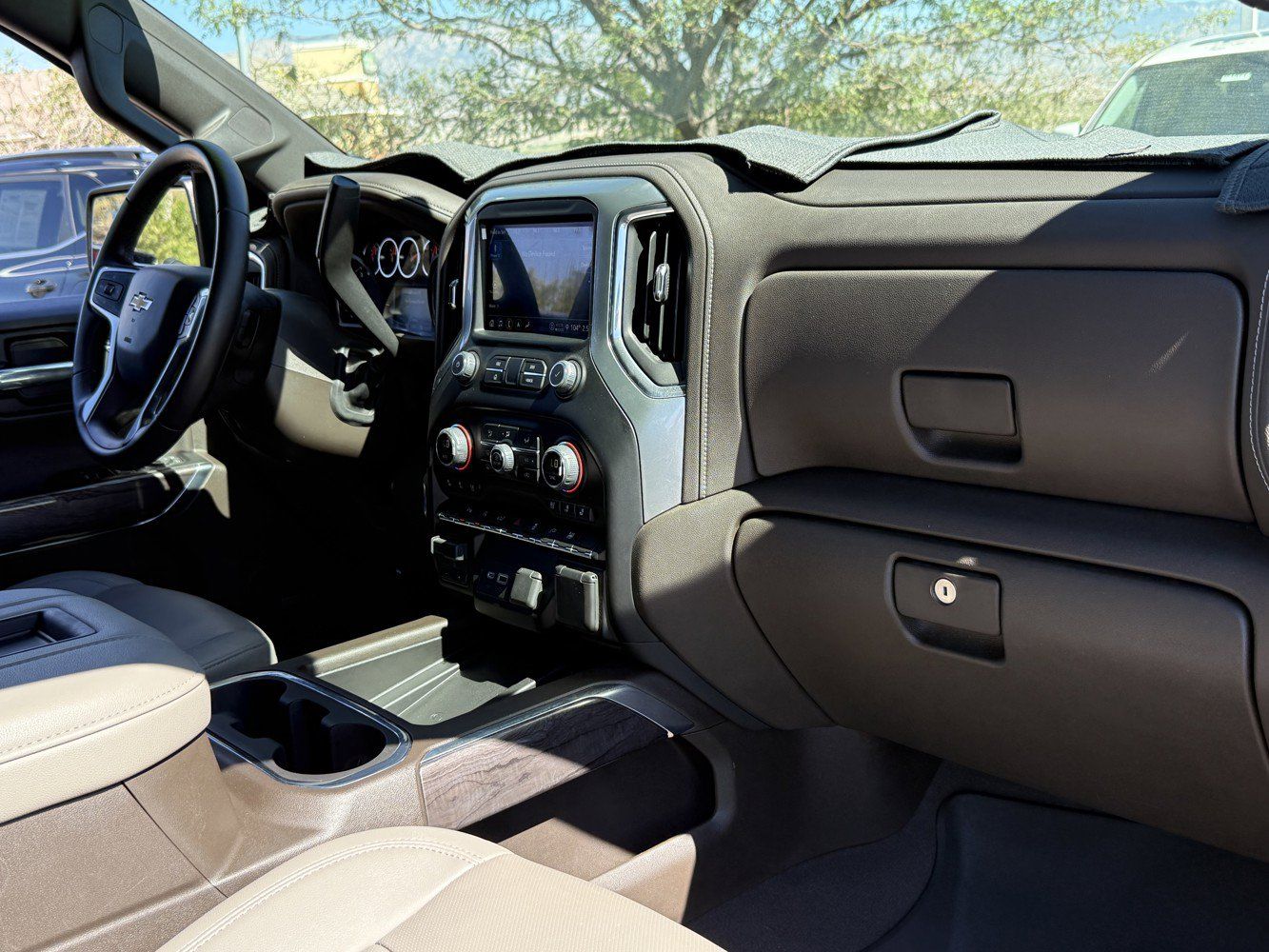Used 2022 Chevrolet Silverado 1500 LTZ w/ LTZ Convenience Package II AWD/4WD image 26
