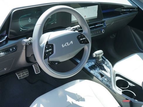 Certified 2024 Kia Niro EX Touring FWD image 8