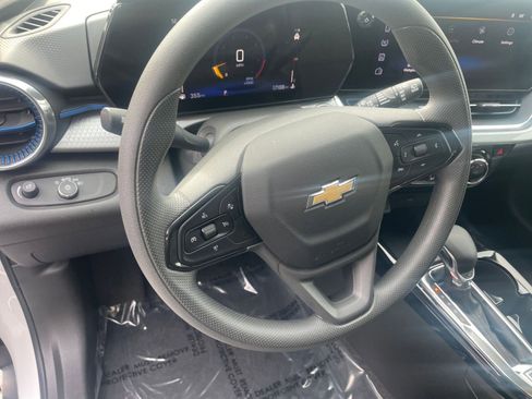 Used 2025 Chevrolet Trax LT FWD image 29