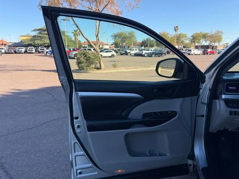 Used 2017 Toyota Highlander LE image 23