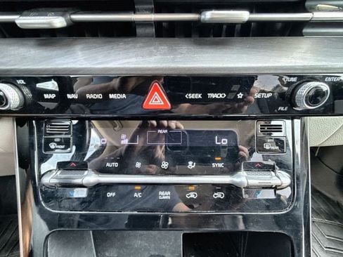 Used 2022 Kia Carnival EX FWD image 19