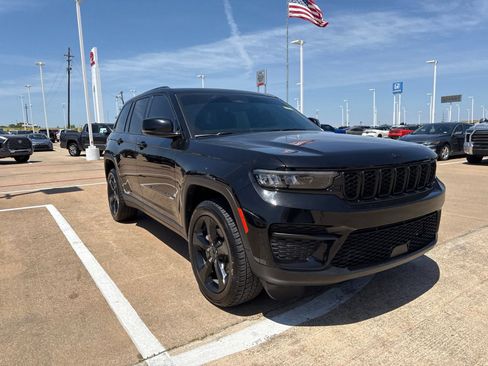 Used 2023 Jeep Grand Cherokee Altitude AWD/4WD image 30