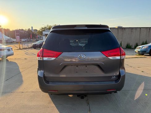 Used 2011 Toyota Sienna LE image 16