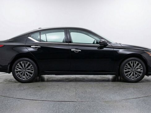 Used 2025 Nissan Altima 2.5 SV image 11