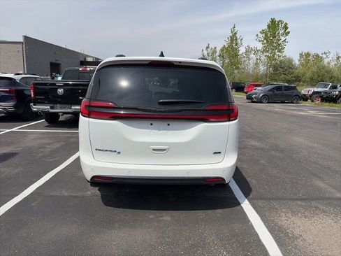 Used 2023 Chrysler Pacifica Touring-L w/ Uconnect Theater Family Group AWD/4WD image 8