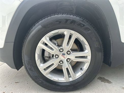Used 2024 GMC Terrain SLE image 19