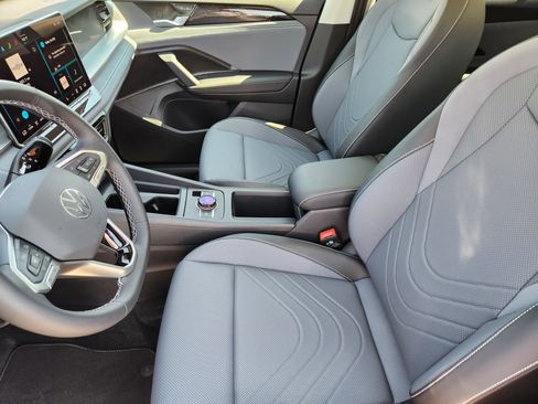 New 2025 Volkswagen Tiguan SE image 19