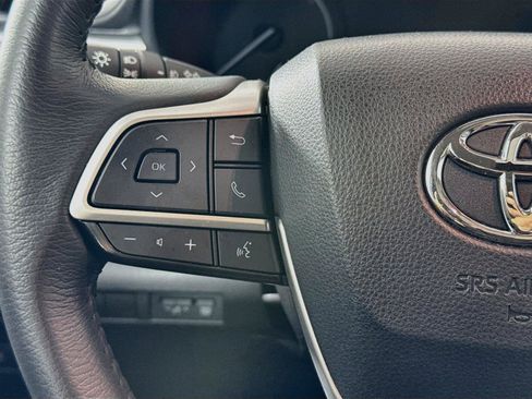 Certified 2025 Toyota Sienna XLE FWD image 18