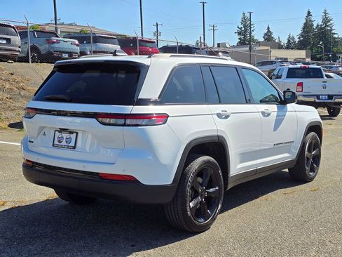 Used 2023 Jeep Grand Cherokee Altitude AWD/4WD image 8