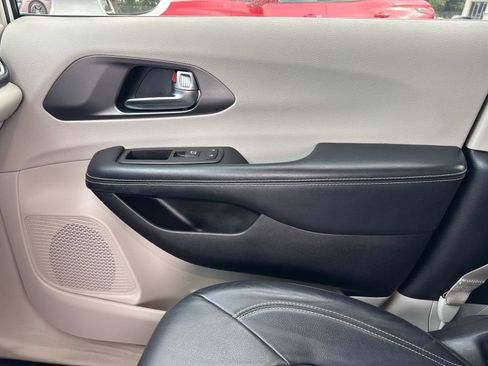Used 2022 Chrysler Pacifica Touring-L FWD image 21